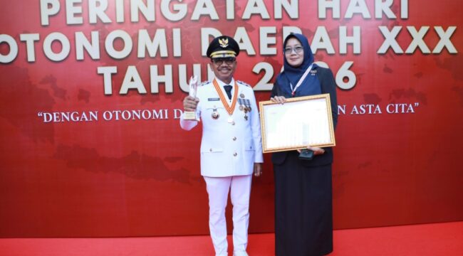 Wali Kota Tangerang, Sachrudin, dan Kepala Bapenda Kota Tangerang Yeti Rohaeti usai menerima Penghargaan dari Kemendagri pada peringatan Hari Otonomi Daerah yang digelar di Kantor Kementerian Dalam Negeri RI, Foto: ist