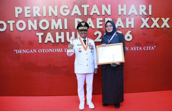 
 Wali Kota Tangerang, Sachrudin, dan Kepala Bapenda Kota Tangerang Yeti Rohaeti usai menerima Penghargaan dari Kemendagri pada peringatan Hari Otonomi Daerah yang digelar di Kantor Kementerian Dalam Negeri RI, Foto: ist