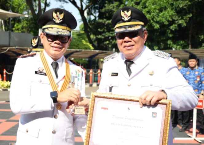 
 Wali Kota Tangerang Selatan Benyamin Davnie saat menerima penghargaan dari Wakil Menteri Dalam Negeri Bima Arya Sugiarto. Foto: ist