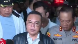 Wakil Ketua DPR RI Sufmi Dasco Ahmad saat meninjau langsung proses evakuasi korban tragedi kecelakaan antarra commuter line dan kereta diesel jarak jauh di Stasiun Bekasi Timur berjalan cepat. Foto: ist