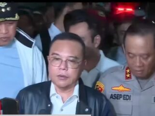 Wakil Ketua DPR RI Sufmi Dasco Ahmad saat meninjau langsung proses evakuasi korban tragedi kecelakaan antarra commuter line dan kereta diesel jarak jauh di Stasiun Bekasi Timur berjalan cepat. Foto: ist