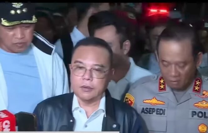 
 Wakil Ketua DPR RI Sufmi Dasco Ahmad saat meninjau langsung proses evakuasi korban tragedi kecelakaan antarra commuter line dan kereta diesel jarak jauh di Stasiun Bekasi Timur berjalan cepat. Foto: ist