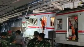 Petugas berjibaku melakukan evakuasi korban kecelakaan di Stasiun Kereta Bekasi Timur. Foto: ist 