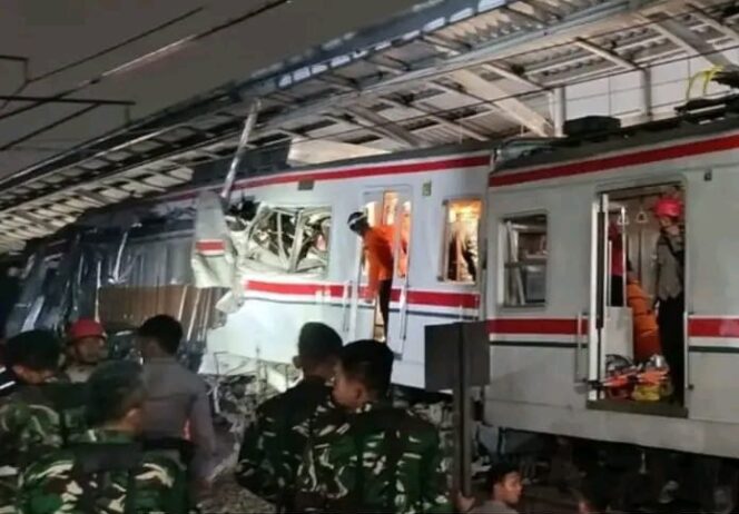 
 Petugas berjibaku melakukan evakuasi korban kecelakaan di Stasiun Kereta Bekasi Timur. Foto: ist 