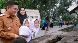 Gubernur Banten Andra Soni saat meninjau ruas jalan desa Mejau Mekarwangi Kabupaten Pandeglang. Foto: Awal Rijal 