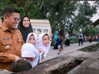 Gubernur Banten Andra Soni saat meninjau ruas jalan desa Mejau Mekarwangi Kabupaten Pandeglang. Foto: Awal Rijal 