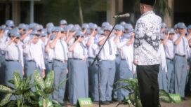 Gubernur Banten Andra Soni saat memimpin Apel di SMKN 2 Kota Tangerang. Foto: Awal Rijal 