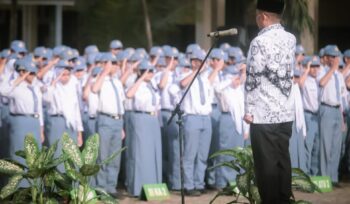 Gubernur Banten Andra Soni saat memimpin Apel di SMKN 2 Kota Tangerang. Foto: Awal Rijal 