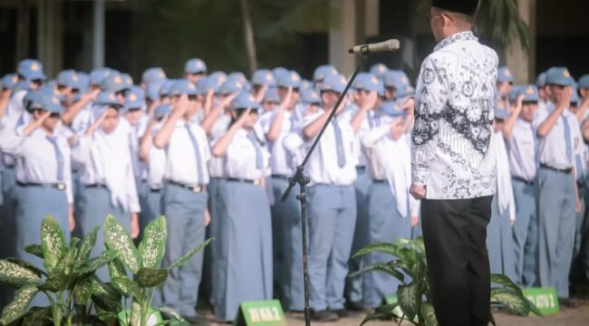 Gubernur Banten Andra Soni saat memimpin Apel di SMKN 2 Kota Tangerang. Foto: Awal Rijal 