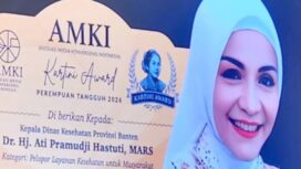 Kepala Dinas Kesehatan Provinsi Banten Dr.dr.Ati Pramudji Hastuti MARS menerima penghargaan Kartini Awards 2026 Kategori Bidang Pelopor Pelayanan Kesehatan Masyarakat. Foto: ist