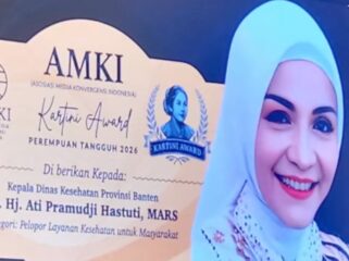 Kepala Dinas Kesehatan Provinsi Banten Dr.dr.Ati Pramudji Hastuti MARS menerima penghargaan Kartini Awards 2026 Kategori Bidang Pelopor Pelayanan Kesehatan Masyarakat. Foto: ist