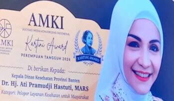 Kepala Dinas Kesehatan Provinsi Banten Dr.dr.Ati Pramudji Hastuti MARS menerima penghargaan Kartini Awards 2026 Kategori Bidang Pelopor Pelayanan Kesehatan Masyarakat. Foto: ist
