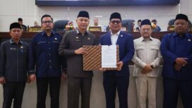 Sekretaris Daerah (Sekda) Provinsi Banten Deden Apriandi Hartawan saat rapat paripurna penyampaian dan penyerahan keputusan DPRD tentang rekomendasi DPRD atas LKPj TA 2025. Foto: ist