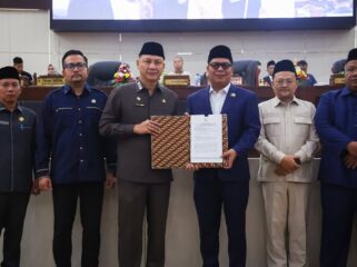 Sekretaris Daerah (Sekda) Provinsi Banten Deden Apriandi Hartawan saat rapat paripurna penyampaian dan penyerahan keputusan DPRD tentang rekomendasi DPRD atas LKPj TA 2025. Foto: ist
