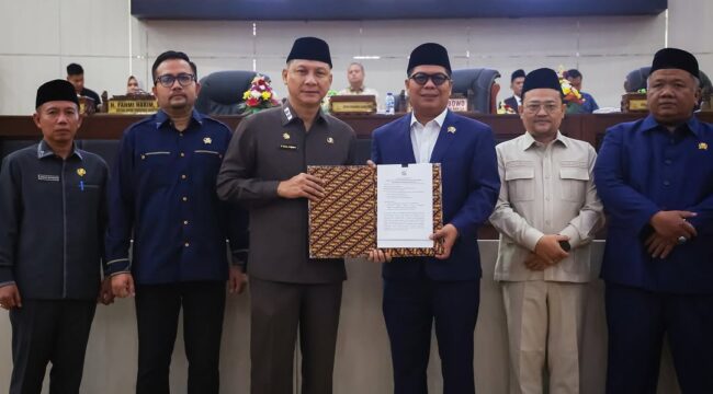 Sekretaris Daerah (Sekda) Provinsi Banten Deden Apriandi Hartawan saat rapat paripurna penyampaian dan penyerahan keputusan DPRD tentang rekomendasi DPRD atas LKPj TA 2025. Foto: ist