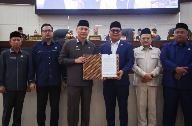 
 Sekretaris Daerah (Sekda) Provinsi Banten Deden Apriandi Hartawan saat rapat paripurna penyampaian dan penyerahan keputusan DPRD tentang rekomendasi DPRD atas LKPj TA 2025. Foto: ist