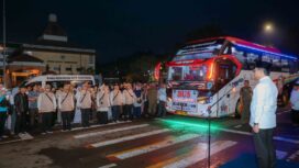 Wali Kota Tangerang, H. Sachrudin saat melepas 391 jemaah haji Kloter 09-JKB Kota Tangerang yang terdiri dari 385 jemaah dan 6 petugas, di Taman Elektrik, Kawasan Puspem Kota Tangerang. Foto: ist