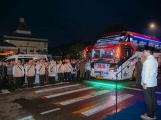 Wali Kota Tangerang, H. Sachrudin saat melepas 391 jemaah haji Kloter 09-JKB Kota Tangerang yang terdiri dari 385 jemaah dan 6 petugas, di Taman Elektrik, Kawasan Puspem Kota Tangerang. Foto: ist
