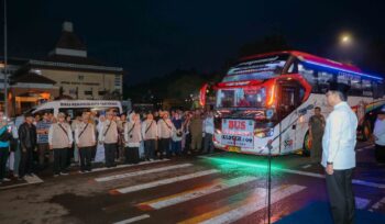 Wali Kota Tangerang, H. Sachrudin saat melepas 391 jemaah haji Kloter 09-JKB Kota Tangerang yang terdiri dari 385 jemaah dan 6 petugas, di Taman Elektrik, Kawasan Puspem Kota Tangerang. Foto: ist