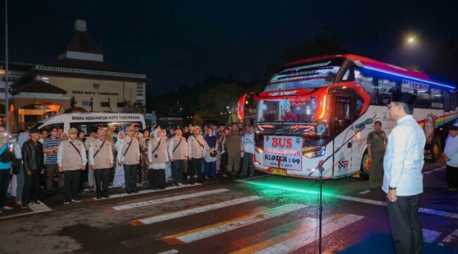 Wali Kota Tangerang, H. Sachrudin saat melepas 391 jemaah haji Kloter 09-JKB Kota Tangerang yang terdiri dari 385 jemaah dan 6 petugas, di Taman Elektrik, Kawasan Puspem Kota Tangerang. Foto: ist