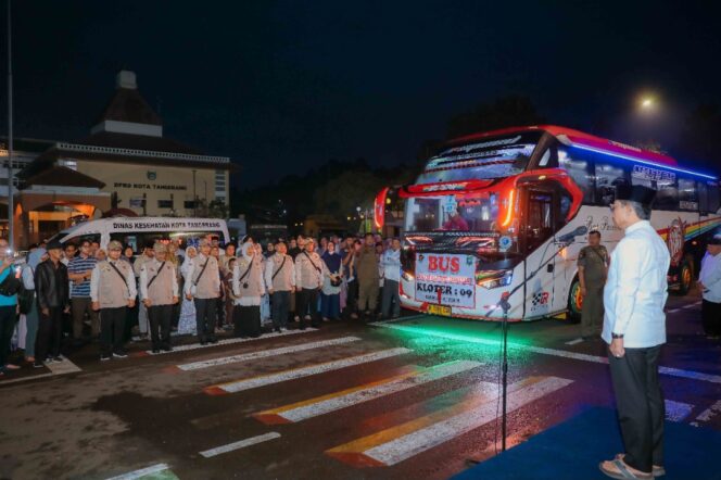 
 Wali Kota Tangerang, H. Sachrudin saat melepas 391 jemaah haji Kloter 09-JKB Kota Tangerang yang terdiri dari 385 jemaah dan 6 petugas, di Taman Elektrik, Kawasan Puspem Kota Tangerang. Foto: ist