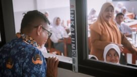 Gubernur Banten Andra Soni saat 'mengintip' Kegiatan Belajar Mengajar usai Ruang Kelas di SMAN 24 Kabupaten Tangerang selesai diperbaiki. Foto: Awal Rijal