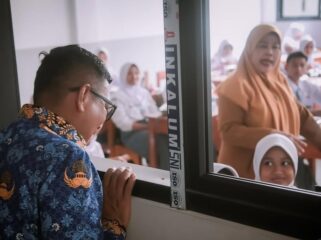 Gubernur Banten Andra Soni saat 'mengintip' Kegiatan Belajar Mengajar usai Ruang Kelas di SMAN 24 Kabupaten Tangerang selesai diperbaiki. Foto: Awal Rijal
