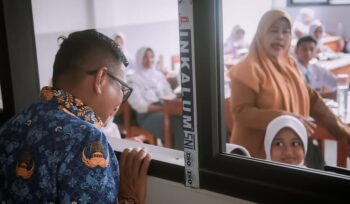Gubernur Banten Andra Soni saat 'mengintip' Kegiatan Belajar Mengajar usai Ruang Kelas di SMAN 24 Kabupaten Tangerang selesai diperbaiki. Foto: Awal Rijal