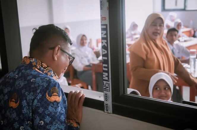 
 Gubernur Banten Andra Soni saat 'mengintip' Kegiatan Belajar Mengajar usai Ruang Kelas di SMAN 24 Kabupaten Tangerang selesai diperbaiki. Foto: Awal Rijal