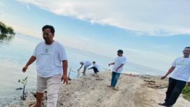 Koordinator Koalisi Aktivis Lingkungan Hidup Tangerang (Kalung) Ade Yunus saat memimpin aksi penanaman ribuan mangrove di pesisir utara Tangerang. Foto: Hasan