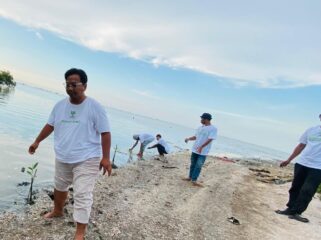 Koordinator Koalisi Aktivis Lingkungan Hidup Tangerang (Kalung) Ade Yunus saat memimpin aksi penanaman ribuan mangrove di pesisir utara Tangerang. Foto: Hasan