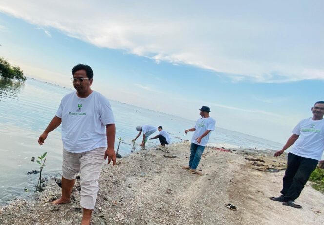 
 Koordinator Koalisi Aktivis Lingkungan Hidup Tangerang (Kalung) Ade Yunus saat memimpin aksi penanaman ribuan mangrove di pesisir utara Tangerang. Foto: Hasan