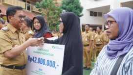 Wali Kota Tangerang Sachrudin saat menyerahkan Santunan Kematian kepada ahli Waris. Foto: ist