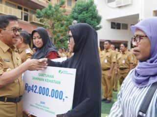 Wali Kota Tangerang Sachrudin saat menyerahkan Santunan Kematian kepada ahli Waris. Foto: ist