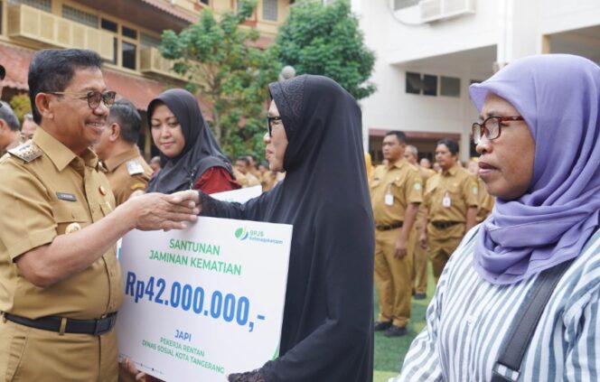 
 Wali Kota Tangerang Sachrudin saat menyerahkan Santunan Kematian kepada ahli Waris. Foto: ist