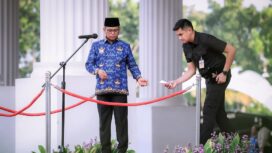 Gubernur Banten Andra Soni saat Apel Hari Pendidikan Nasional (Hardiknas) di Lapangan Kantor Gubernur Banten, Kawasan Pusat Pemerintahan Provinsi Banten (KP3B), Kota Serang. Foto: Awal Rijal 