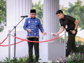 Gubernur Banten Andra Soni saat Apel Hari Pendidikan Nasional (Hardiknas) di Lapangan Kantor Gubernur Banten, Kawasan Pusat Pemerintahan Provinsi Banten (KP3B), Kota Serang. Foto: Awal Rijal 