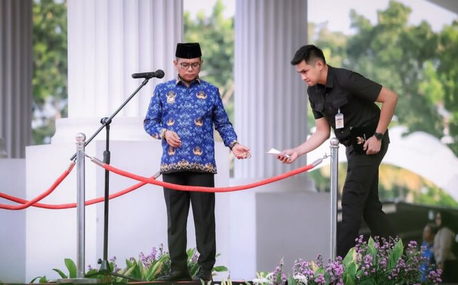 
 Gubernur Banten Andra Soni saat Apel Hari Pendidikan Nasional (Hardiknas) di Lapangan Kantor Gubernur Banten, Kawasan Pusat Pemerintahan Provinsi Banten (KP3B), Kota Serang. Foto: Awal Rijal 