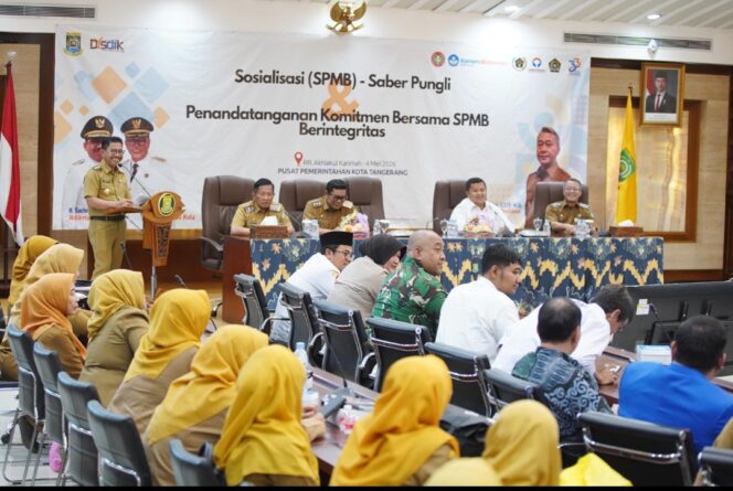 
 Wali Kota Tangerang Sachrudin saat membuka Sosialisasi Sistem Penerimaan Murid Baru (SPMB) Tahun 2026 di Ruang Akhlaqul Karimah, Puspemkot Tangerang. Foto: ist