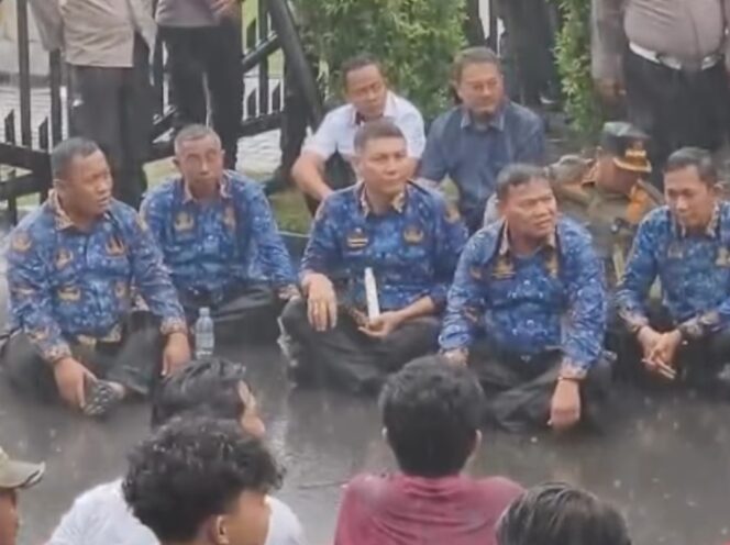 
 Sekretaris Daerah Provinsi Banten Deden Apriandhi Hartawan dan Kadisdikbud Banten Jamaluddin Serta Karo Umum M.Ali Hanafiah saat menerima dan mendengar aspirasi mahasiswa ditengah guyuran hujan. Foto: ist