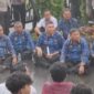 Sekretaris Daerah Provinsi Banten Deden Apriandhi Hartawan dan Kadisdikbud Banten Jamaluddin Serta Karo Umum M.Ali Hanafiah saat menerima dan mendengar aspirasi mahasiswa ditengah guyuran hujan. Foto: ist