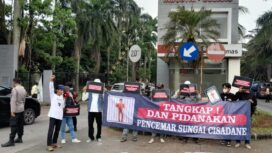 Koalisi Aktivis Lingkungan Hidup Tangerang (Kalung) kembali menggelar aksi di Depan Kawasan Taman Tekno BSD mendesak APH segera tetapkan Tersangka kasus Pencemaran Cisadane. Foto: JB