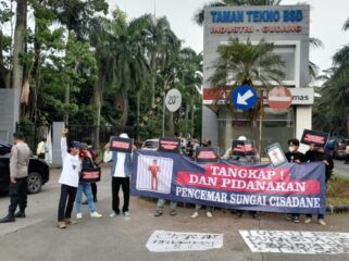 Koalisi Aktivis Lingkungan Hidup Tangerang (Kalung) kembali menggelar aksi di Depan Kawasan Taman Tekno BSD mendesak APH segera tetapkan Tersangka kasus Pencemaran Cisadane. Foto: JB