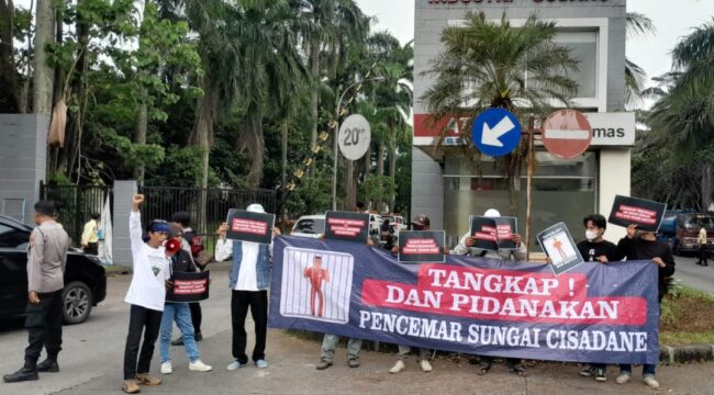Koalisi Aktivis Lingkungan Hidup Tangerang (Kalung) kembali menggelar aksi di Depan Kawasan Taman Tekno BSD mendesak APH segera tetapkan Tersangka kasus Pencemaran Cisadane. Foto: JB