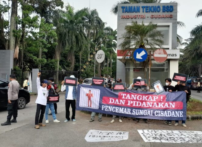 
 Koalisi Aktivis Lingkungan Hidup Tangerang (Kalung) kembali menggelar aksi di Depan Kawasan Taman Tekno BSD mendesak APH segera tetapkan Tersangka kasus Pencemaran Cisadane. Foto: JB