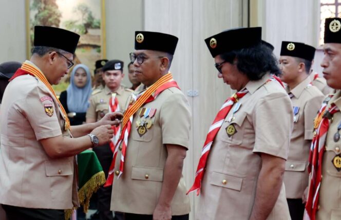 
 Gubernur Banten Andra Soni dilantik menjadi Ketua Mabida Gerakan Pramuka Kwarda Banten oleh Ketua Kwartir Nasional Gerakan Pramuka Komjen (Purn) Budi Waseso. Foto: ist