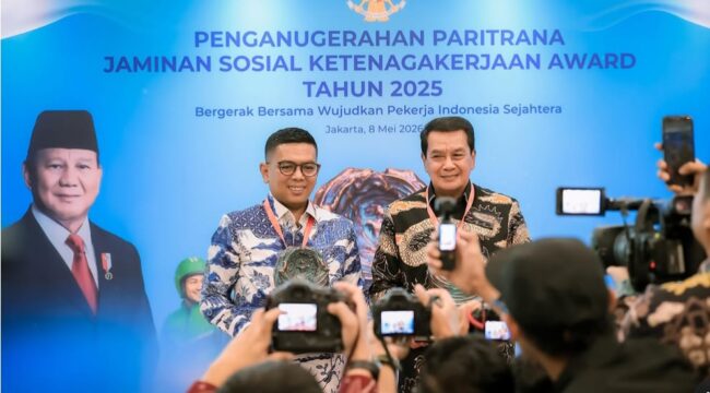 Gubernur Banten Andra Soni dan Bupati Tangerang Moch Maesyal Rasyid usai menerima penghargaan Paritrana Award 2026. Foto: ist