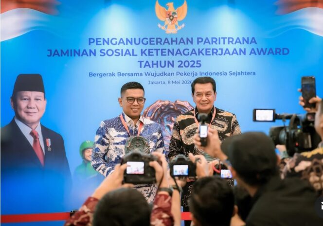 
 Gubernur Banten Andra Soni dan Bupati Tangerang Moch Maesyal Rasyid usai menerima penghargaan Paritrana Award 2026. Foto: ist