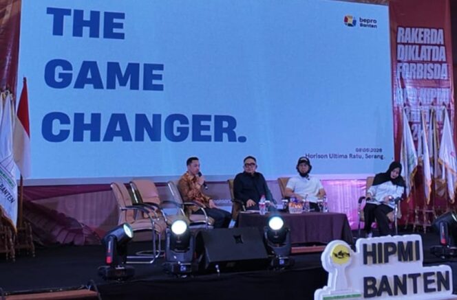 
 Ketua Bepro Banten, Raka Aditya saat menjadi narasumber dalam Forbisda HIPMI Banten yang berlangsung di Hotel Horison Ultima Ratu Kota Serang. Foto: ist