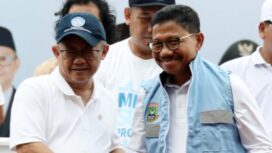 Menteri Pendidikan Dasar dan Menengah (Mendikdasmen) RI Prof. Dr. Abdul Mu’ti saat Kenakan Rompi Pokja BSAN Kepada Wali Kota Tangerang Sachrudin. Foto: ist